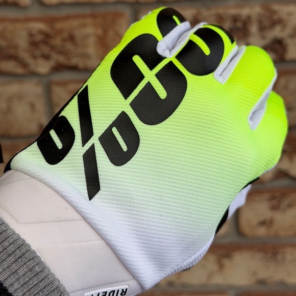 Gloves - Picture 6 of 9